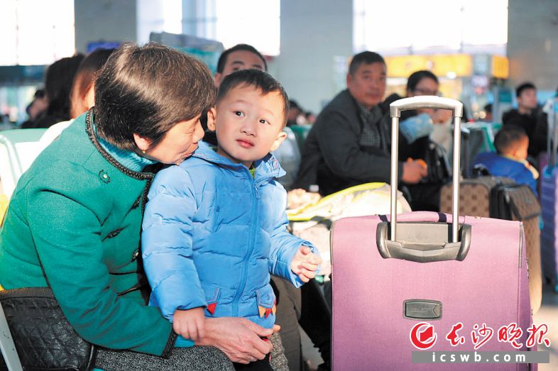 　　春节返乡旅行途中，需做好疾病预防和意外伤害防范。  小刘军 摄