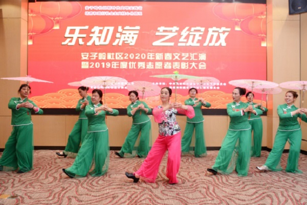 舞动花伞，尽展风姿.jpg