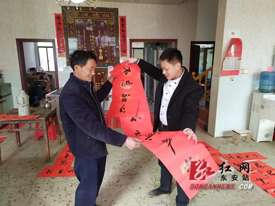 春联送贫困户_副本.jpg