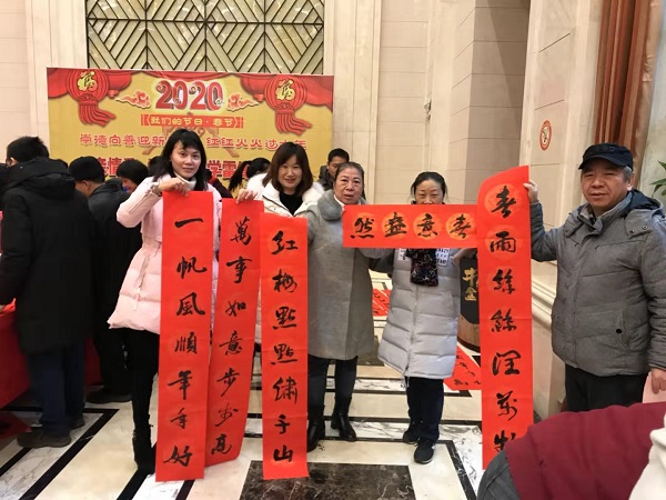 一幅幅春联墨迹未干就被一“抢”而空。.jpg