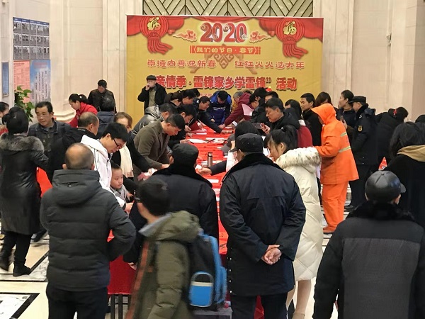1月11日，由长沙市文明办、岳麓区文明委主办，岳麓区文明办、岳麓印社、银盆岭街道办事处承办，银星社区协办的我们的节日•春节文化志愿者送春联志愿服务活动在绿地中央广场新里卢浮公馆盛重举行。.jpg