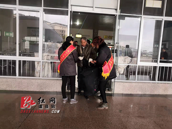 志愿者为旅客送上贴心服务.gif