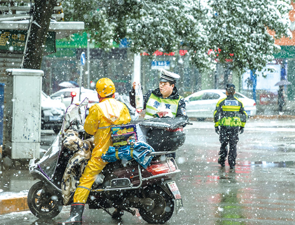 一张外卖骑手为风雪中的浏阳交警送午餐的照片，不仅成为网络上点击率节节攀升的热门照片，更登上了《人民摄影报》头版位置。