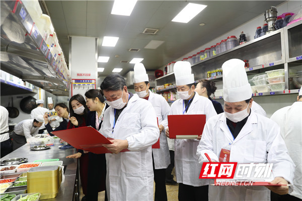 专业评审团来到新长福厨房测评打分。