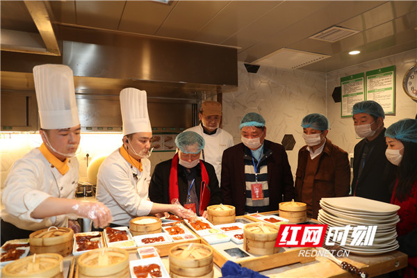南景饭店厨房工作人员向专业评审团介绍菜品情况。