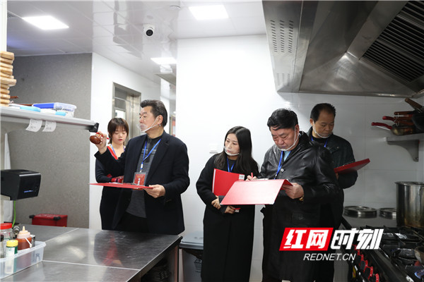 专业评审团在炭围日式烧肉后厨。