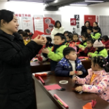 添一抹喜庆的“中国红” 非遗剪纸喜迎春