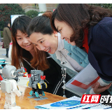 主持人“奇奇”来自2045年 岳麓山下智慧教育风生水起