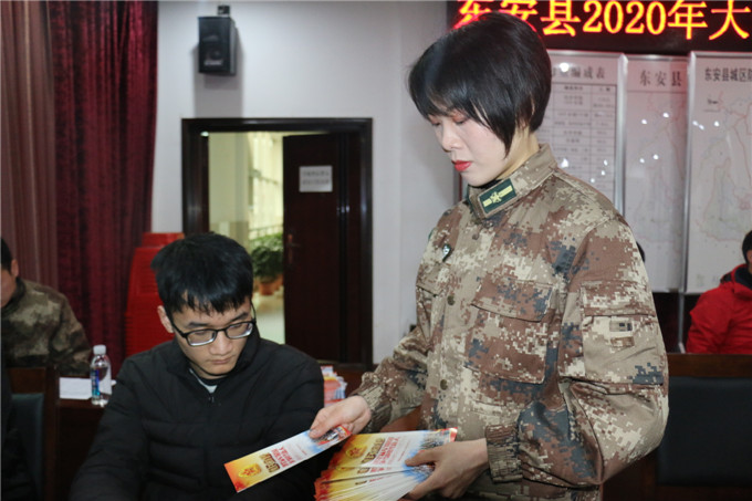 发放征兵宣传册.jpg