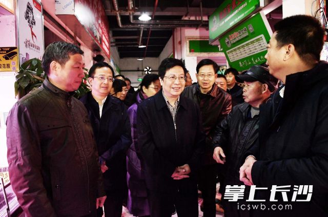 今日，省委常委、市委书记胡衡华检查春运秩序、市场供应、安全生产工作中，在豹子岭生鲜市场内，听取市民的意见和建议。长沙晚报全媒体记者 周柏平 摄
