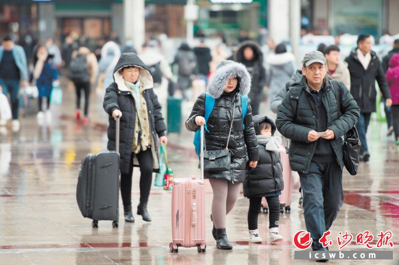 10日，长沙火车站，旅客们携带着行李，踏上返家路。长沙晚报全媒体记者 黄启晴 摄