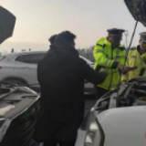情暖旅途|追尾车辆无法“走” 幸亏路政足智多谋