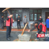 凤凰：杀年猪打糍粑备年货 乡村敬老院年味浓