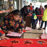 义写春联送祝福  浓浓墨香迎新春