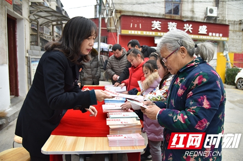 岳阳中院“两个一站式”建设普法宣传进社区