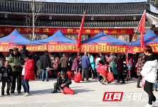 江华：把新年祝福送到移民家门口