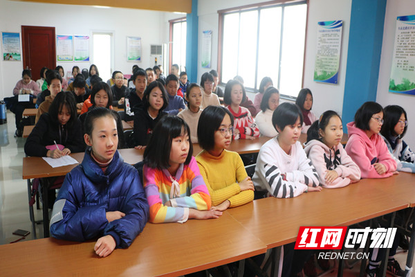 同学们聚精会神的听讲。_副本.jpg