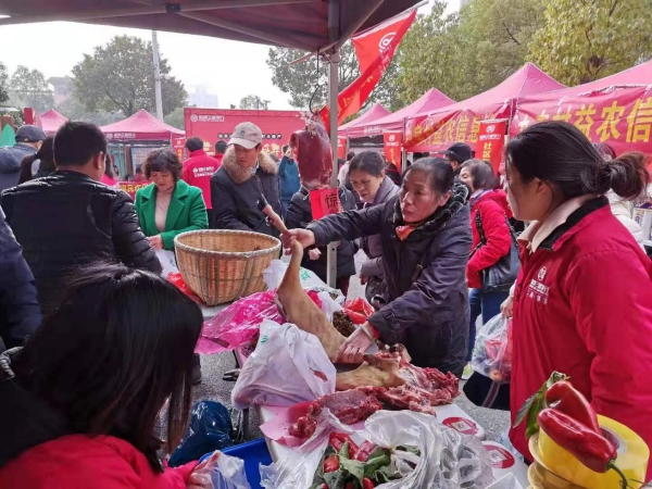 居民朋友在精心挑选年货产品.jpg