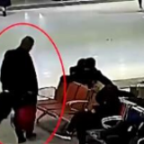 火车站低头族太危险！身边行李被明目张胆拿走竟不知情