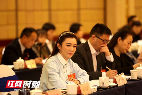 组图丨“代表建议脸”你认真的样子真迷人