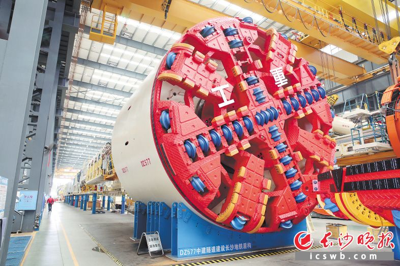 　　一台盾构机有230米长的机身、5万多个零件，还有超长待机的生命力，这些都决定了它的诞生必须要经过漫长复杂的工序。  长沙晚报通讯员 刘晓东 摄