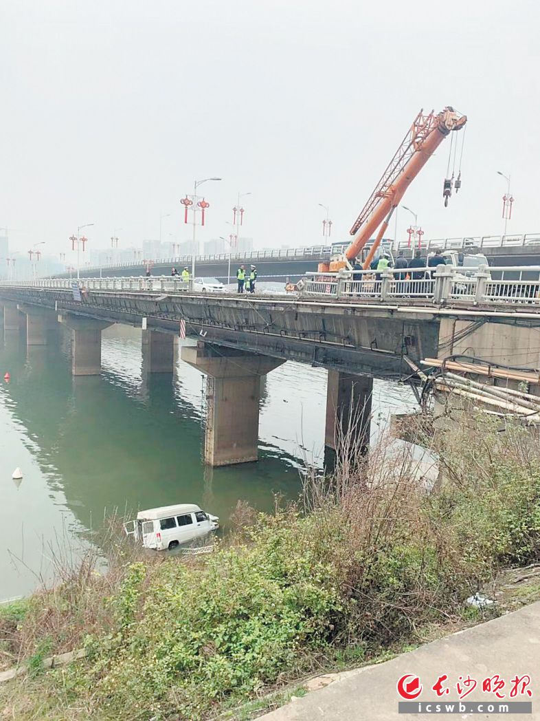 　　小车掉进浏阳河。 长沙晚报全媒体记者 邓艳红 摄