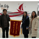 物质精神“双帮扶”：居民送锦旗感谢“贴心人”