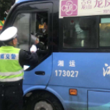 吉首交警开展节前赶集日整治行动
