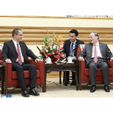 王岐山会见委内瑞拉外长阿雷亚萨
