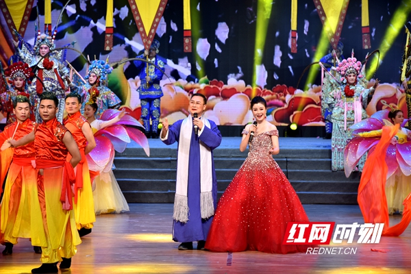 大型戏曲歌舞《中国脊梁》。