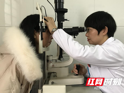娄底爱尔眼科医院焕晶白内障专家曾海平为患者检查眼部情况_wps图片.jpg