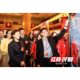 李微微看望两会新闻工作者：宣传报道展现了政协新气象新作为