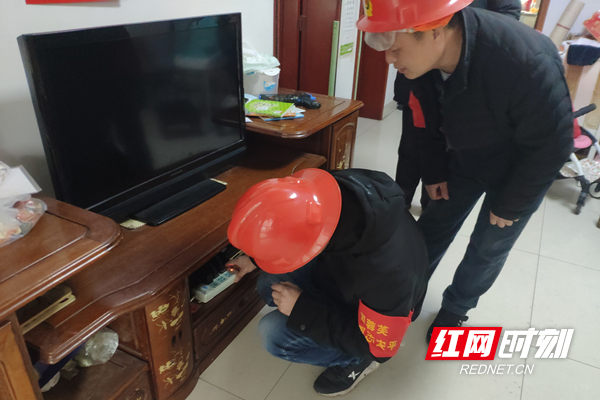 排查独居老人家中电器安全隐患_副本.jpg