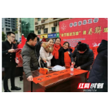 金猪留福千家喜 银鼠开年万象新 怀化市总工会等单位开展“送万福进万家”送春眹活动