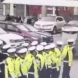 交警队开晨会 酒驾司机开车冲进了大院