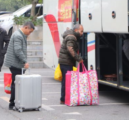 深圳-娄底“温暖回家路”爱心大巴返程 69名老乡踏上回家路