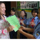 小学生自制自颁奖状，大人不妨学一学