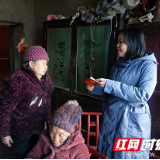 满金华深入岩泊渡镇看望困难党员和群众
