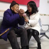 张家界:永定区委副书记程漫慰问计生老党员