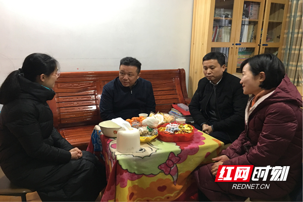 王丽霞)1月17日,荷塘区教育局党委书记,局长赵文喜等班子成员分别带队