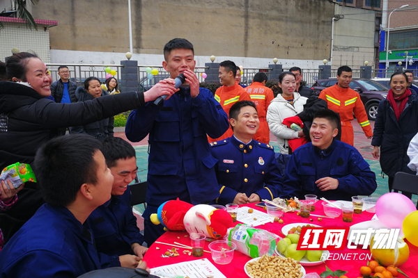 消防员们开心参与游戏与答题互动环节_副本.jpg