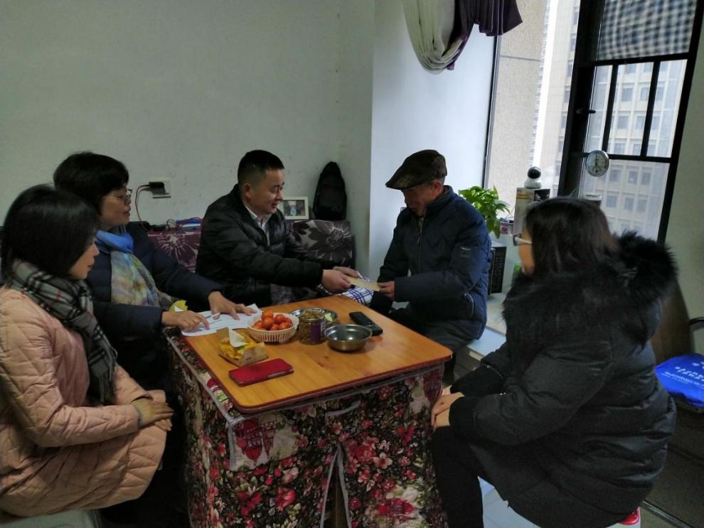 钰龙社区访贫慰问进行时。.jpg