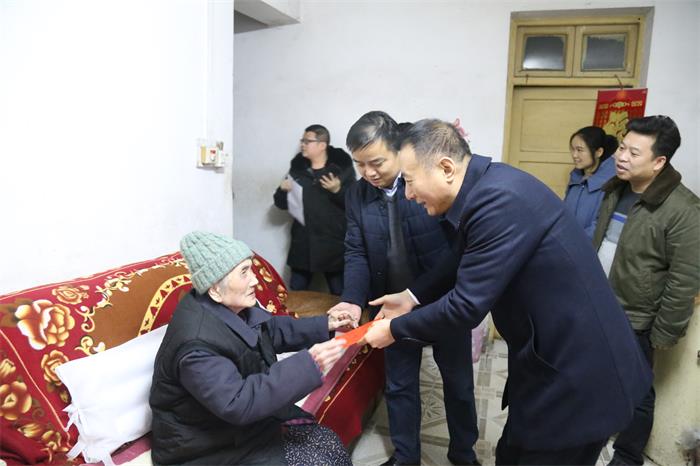 张铁炎在阳光壹佰凤凰街消防中控室检查工作台账 岳麓新闻网1月19日讯