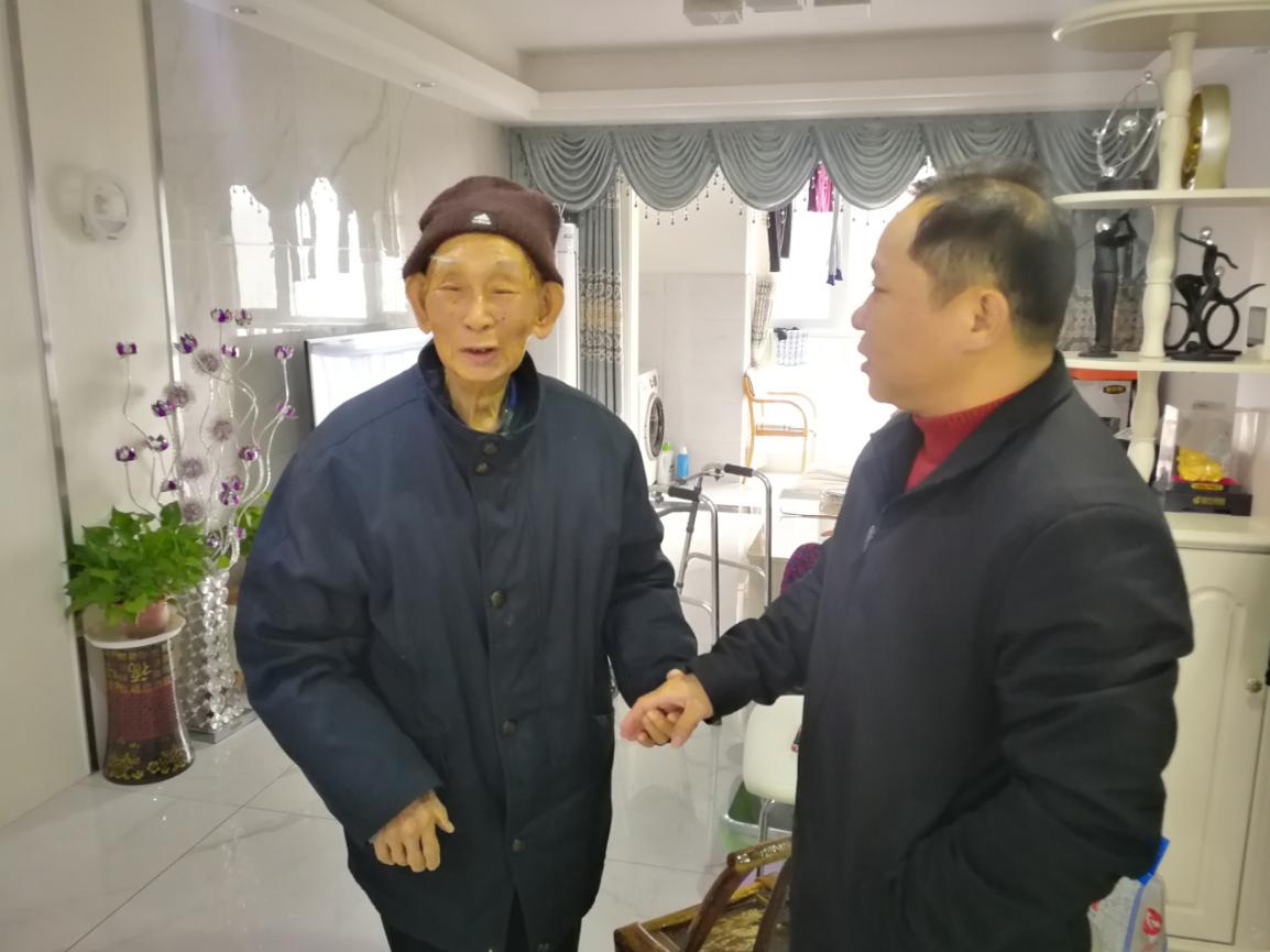 观裕社区慰问老党员。.jpg