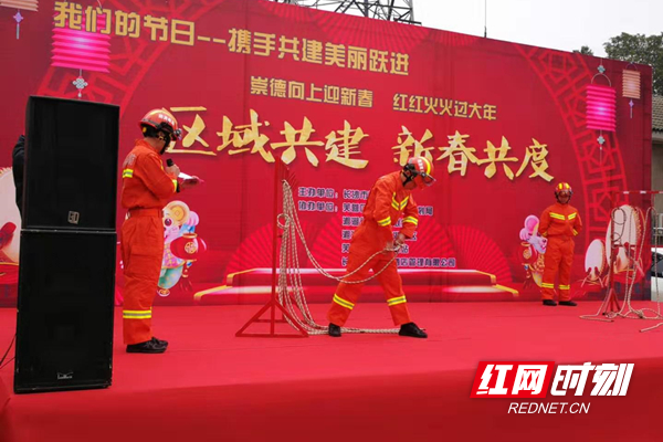 消防队员们展示“救援结绳”技能_副本.jpg