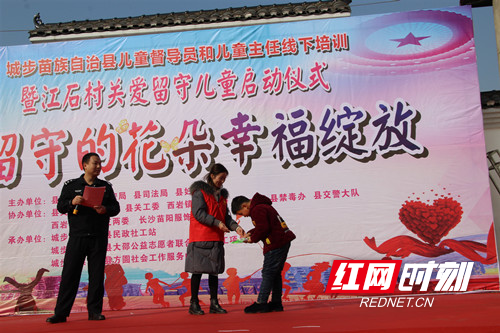 图为禁毒知识抢答赛获奖者颁发礼品.jpg