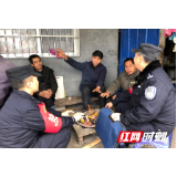 铁路民警与铁路沿线群众在火炉旁共话和谐春节