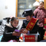 新春走基层 | 怀铁民警进社区 新春关怀暖人心