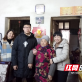 寒冬里的暖流——邵阳市四中党员用爱焐热贫困家庭