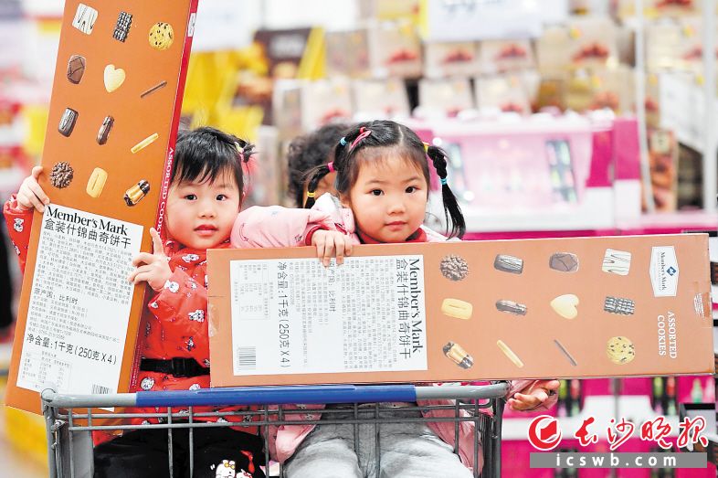 　　各大超市年货采购进入最高峰。图为山姆会员店年货节吸引了孩子们。长沙晚报全媒体记者 王志伟 摄